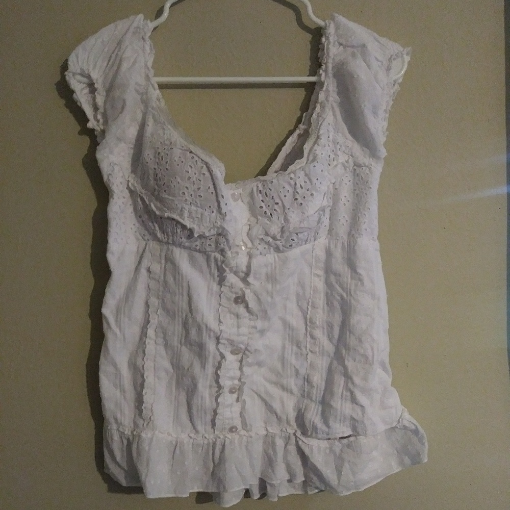 White short sleeve shoulder shirt